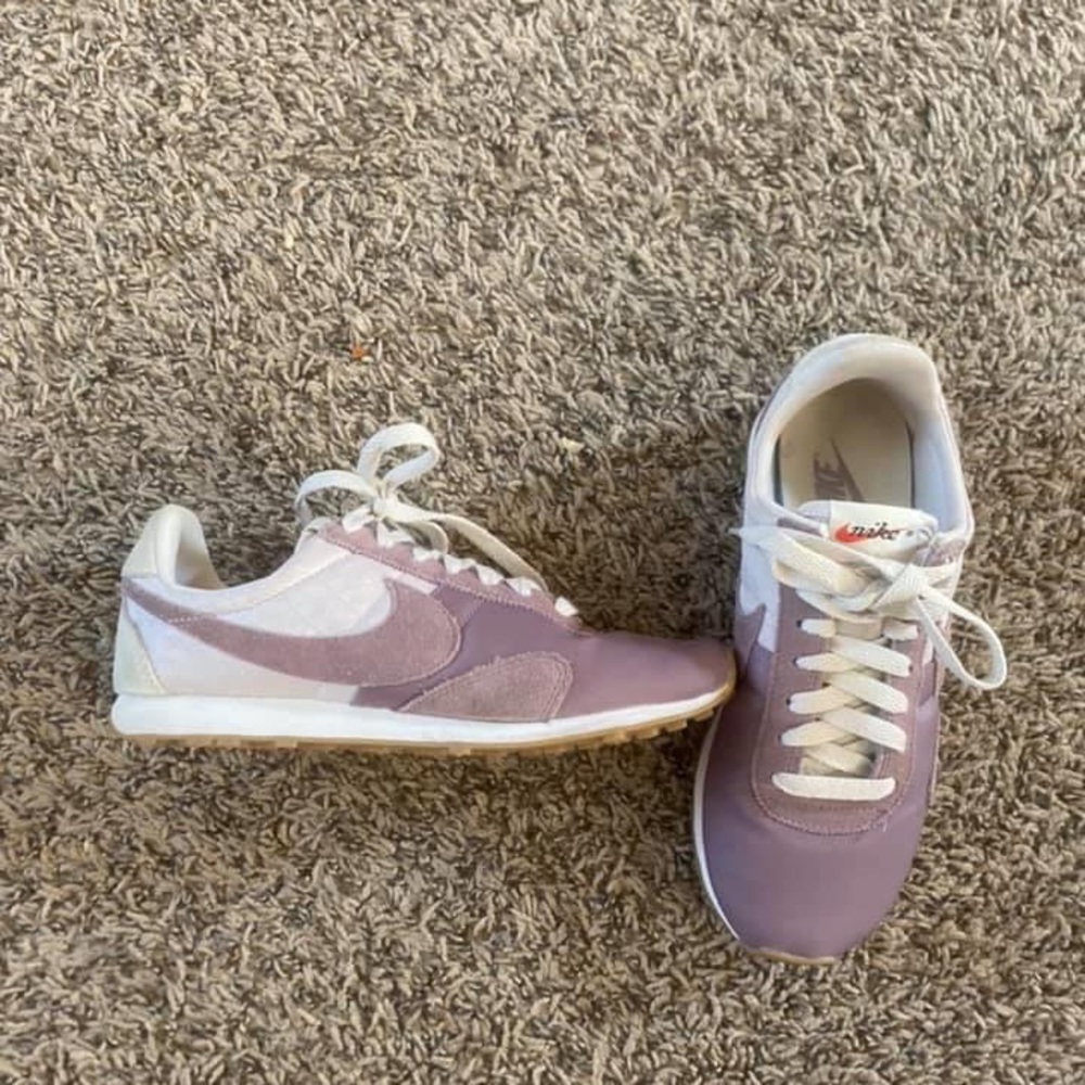 Women’s Nike sneakers size 6